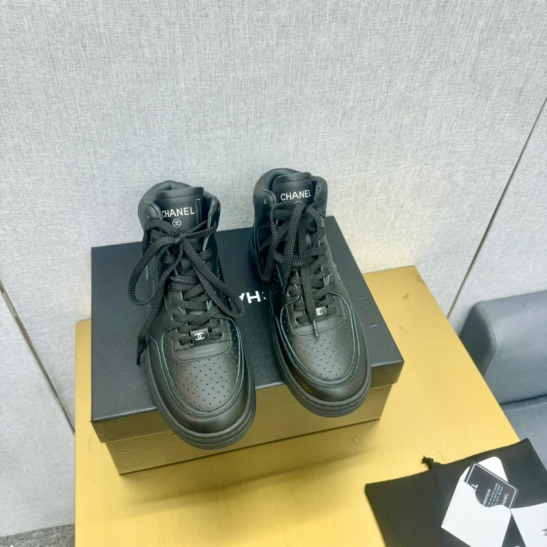 👟👟Ex-factory price 680👟👟 Top version oil edge craftsmanship, original order quality! 35-45 Couple Model Chanel Chanel 24C Early Spring Vacation Series Xiaoxiang Metal Casual Sports Shoes Gold Panda Shoes The latest foreign catwalk series Chanel Chanel 2023 early spring series is held in the second smallest country in the world. The series is inspired by Monaco's international seaside lifestyle, from the F1 racing track to the beach pool, from the casino to the tennis court, creating a diverse and unique new series of racing driver's helmets, one-piece suits and other elements that have been reinterpreted to be more fashionable. Exquisite packaging at the delivery counter🛍📦 ▪️Fabric: Original calfskin ▪️Lining: Original custom imported cowhide ▪️Sole: Original TPU outsole ▪️Size: Women's 35-45